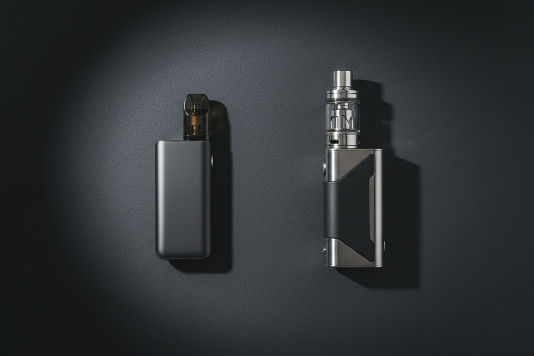 image montrant un pod compact à côté d’une cigarette électronique, mise en avant des différences de taille, autonomie et utilisation
